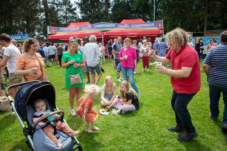 Mensen maken plezier op de inwonersdrink (c) Layla Aerts