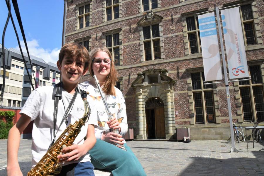 Brando Aerts en Lore Lamote aan de ingang van de campus Servais van de Kunstacademie.