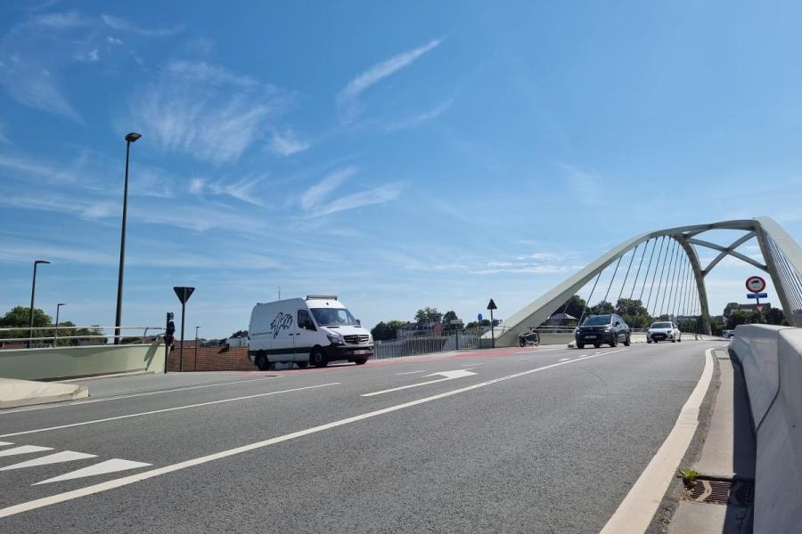 Het kruispunt met de Suikerkaai aan de Misiabrug.