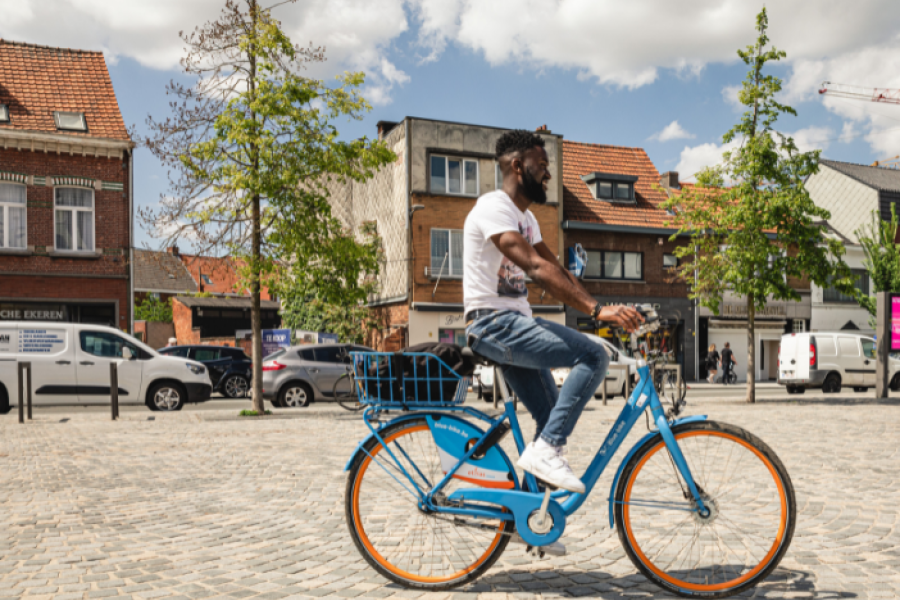 man op een Blue-bike