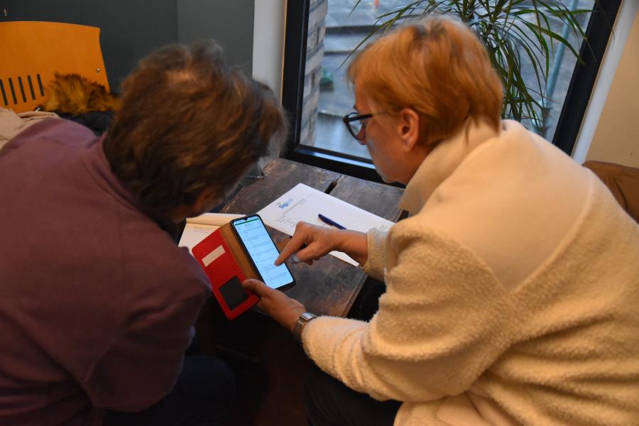 iemand wordt geholpen op de digiplek