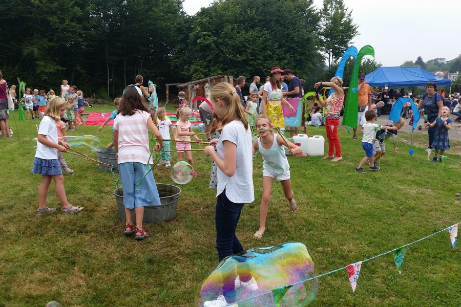 Kinderen sepelen samen op de warandedag