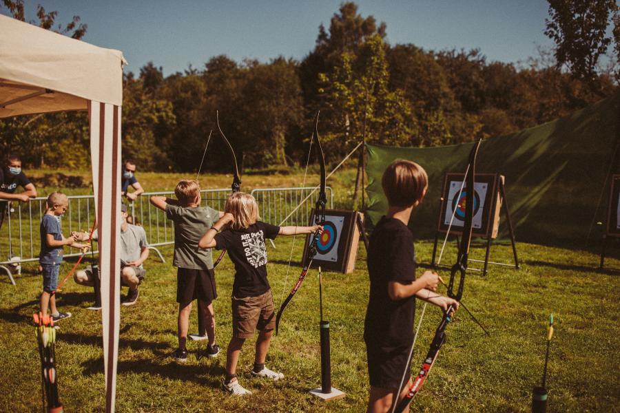 jongeren doe aan boogschieten op de Warandedag