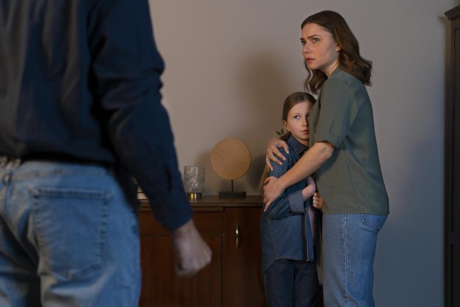 vrouw en kind bang voor vader