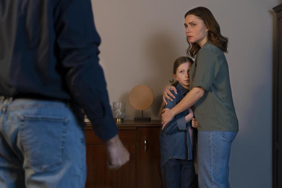 vrouw en kind bang voor vader