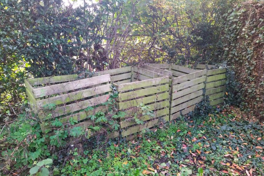 Compostbakken in de tuin