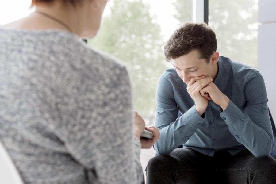 jonge man heeft het moeilijk en wordt geholpen