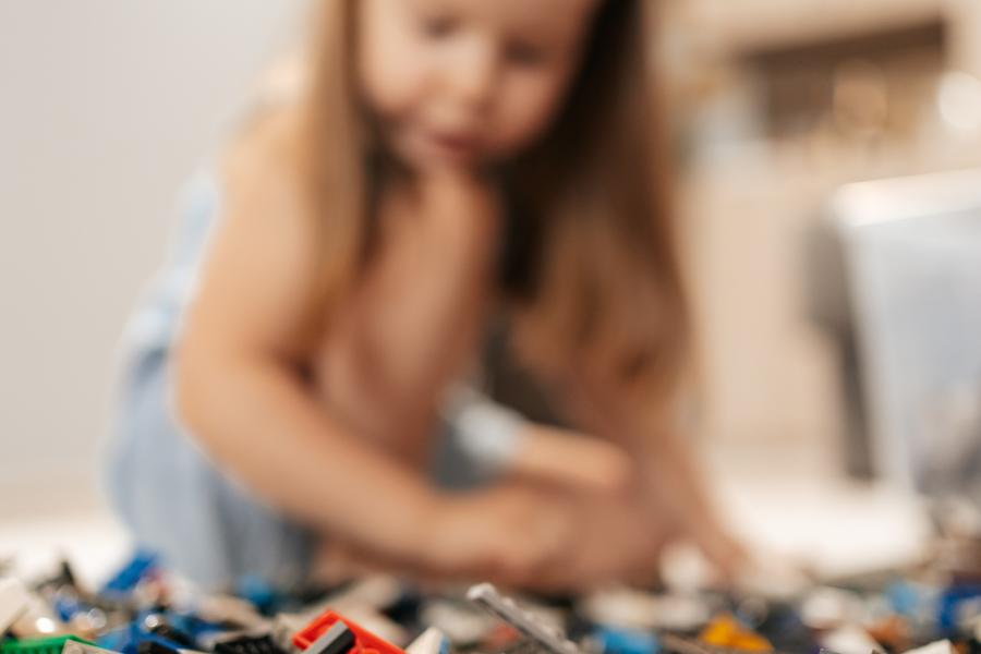 kindje speelt met lego