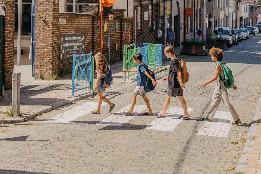 kinder steken de straat over aan een veilige schoolomgeving