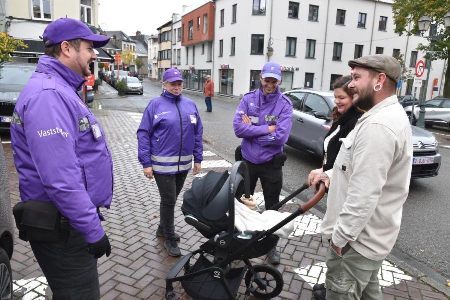 Gemeenschapswachten Cedric, Robbe en Ann slaan een praatje met inwoners.