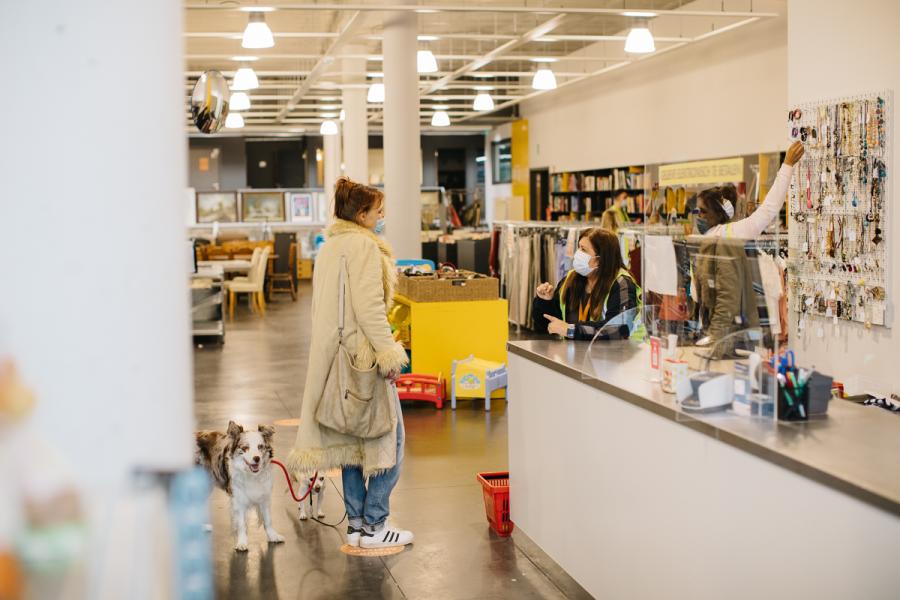 dame aan het werk in de kringloopwinkel