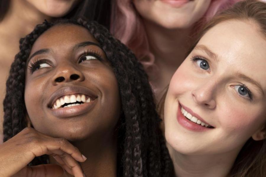 Groepje tienermeisjes Image by Freepik