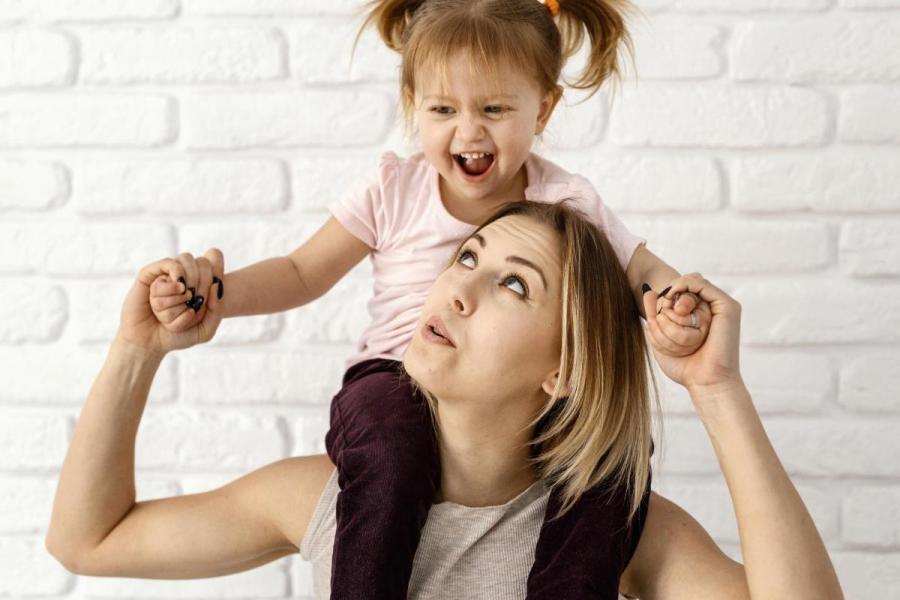 mama speelt met kindje Image by Freepik