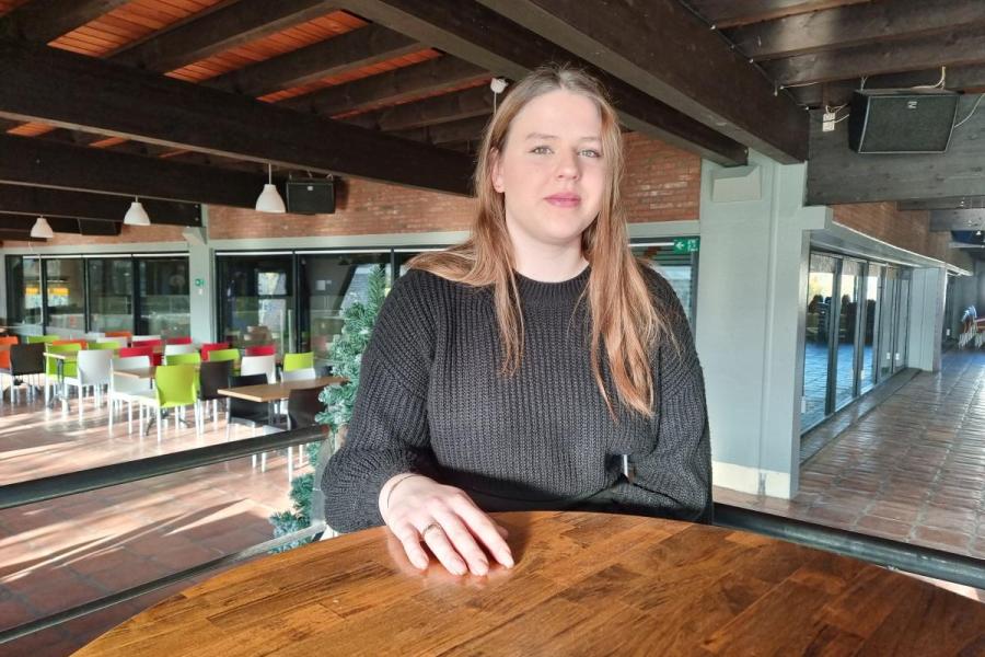 Emma, nieuwe uitbaatster sportcafé De Bres