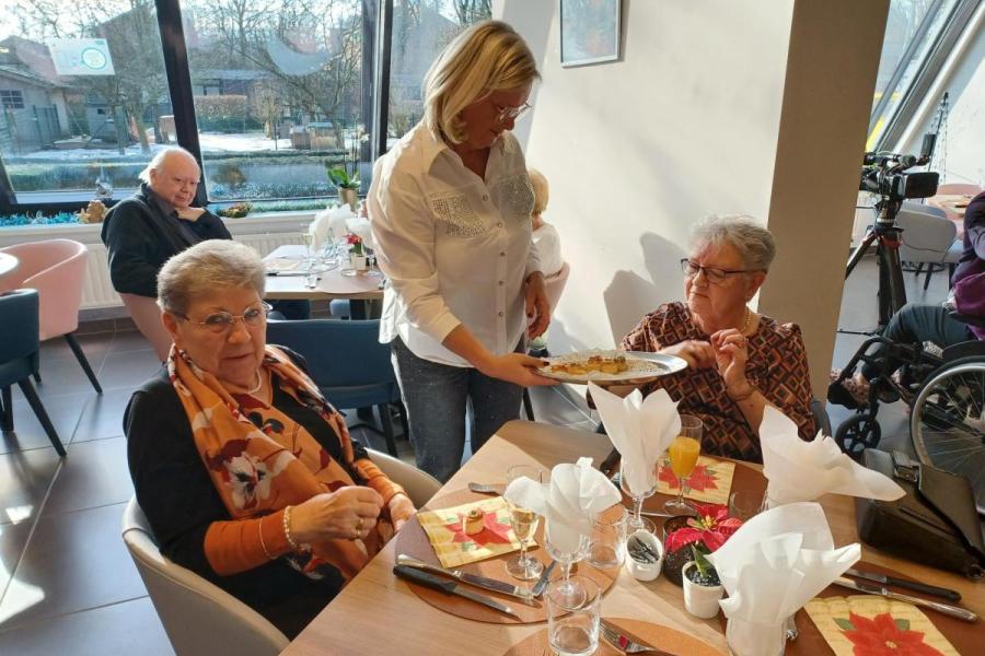 etentje met bewoners ten Hove