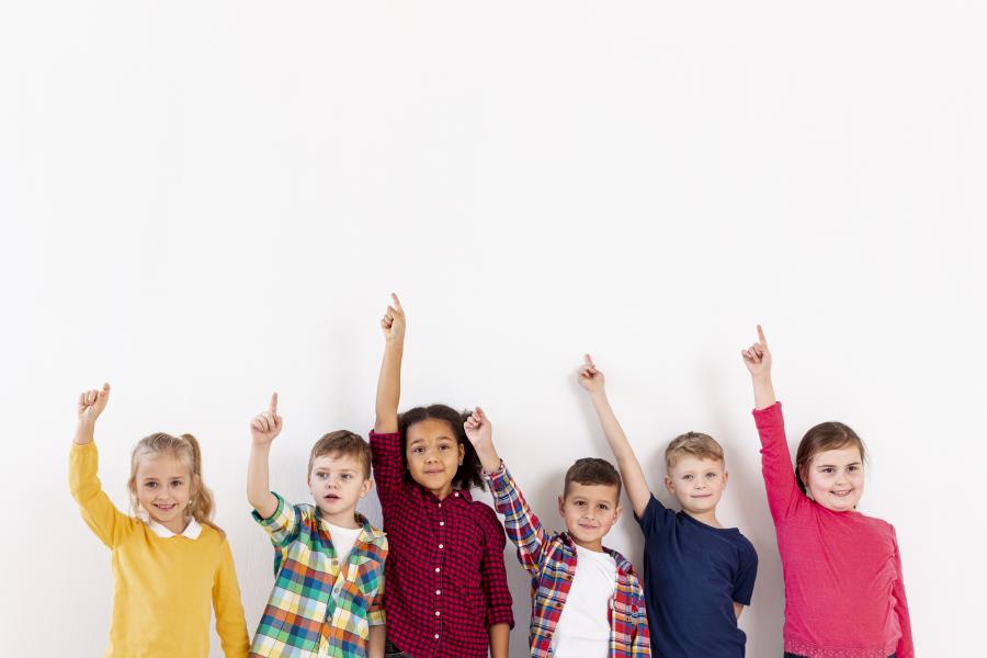 Kinderen steken hun hand op Image by Freepik