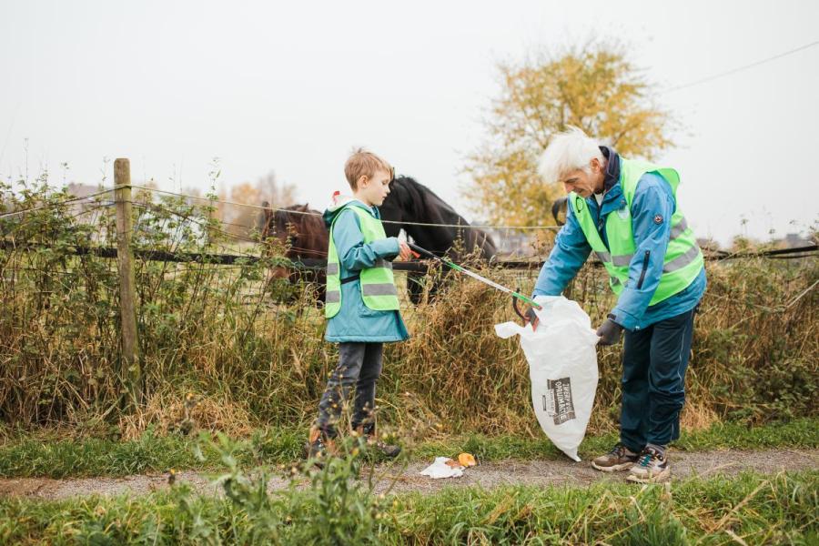 oude man en jongen ruimen afval