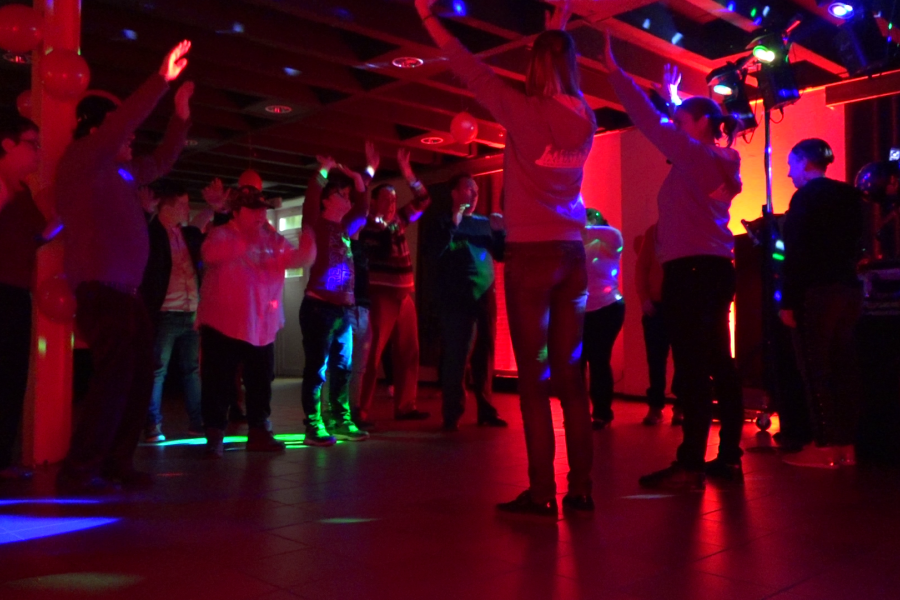 mensen vieren samen feest