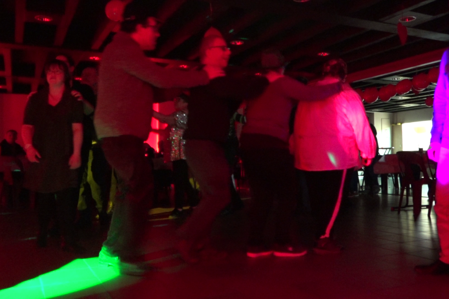 mensen vieren samen feest