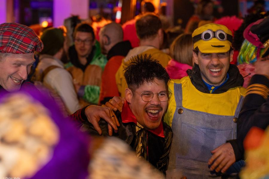 Feestende carnavalisten