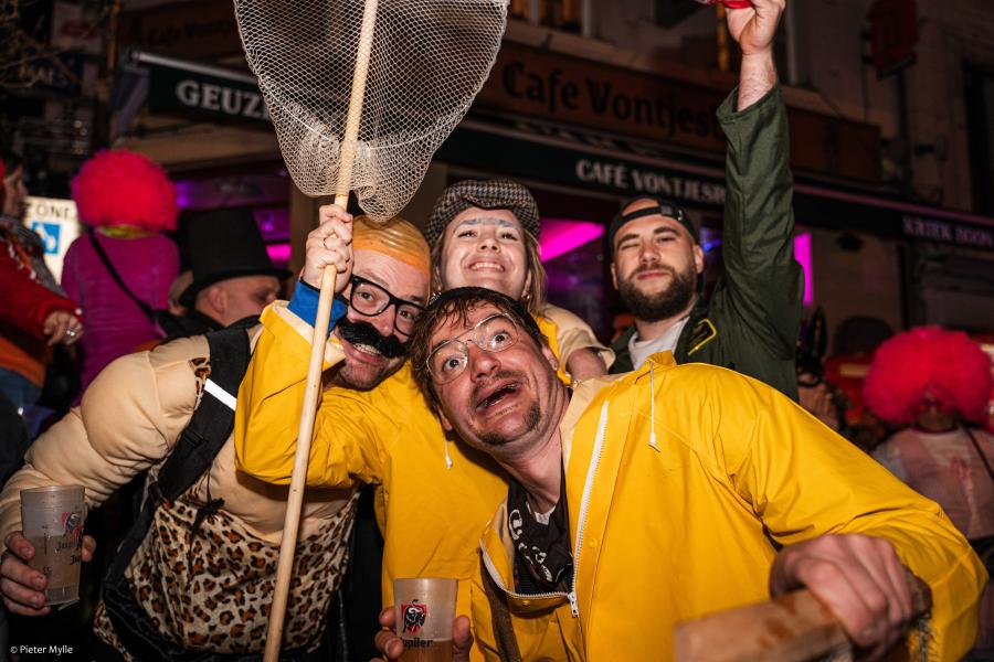 Feestende carnavalisten