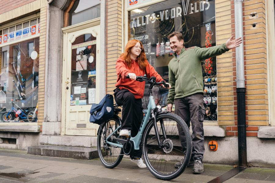 fietser rijdt weg met haar nieuwe fiets