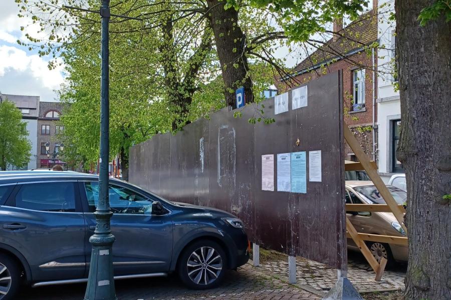 Aanplakborden op Oudstrijdersplein