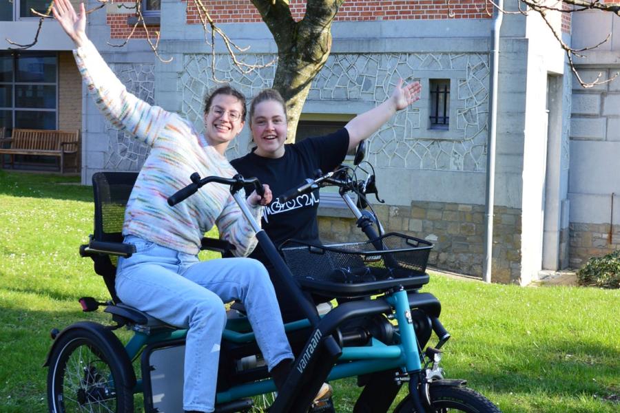 Werknemers Zonnig Huis op de duofiets