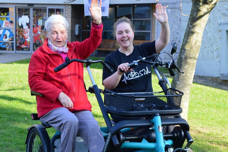 Werknemer Zonnig Huis en gebruiker op de duofiets