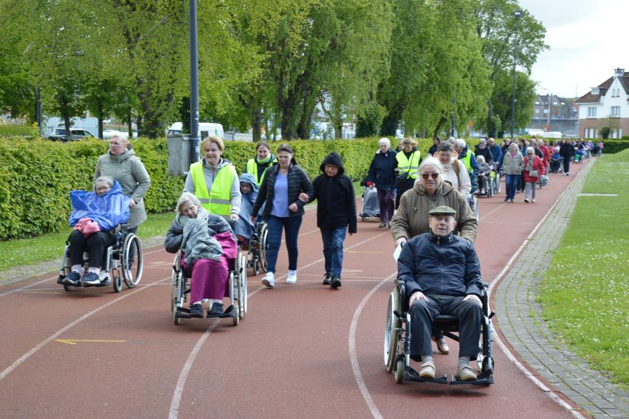 bewoners wzc Zonnig Huis wandelen