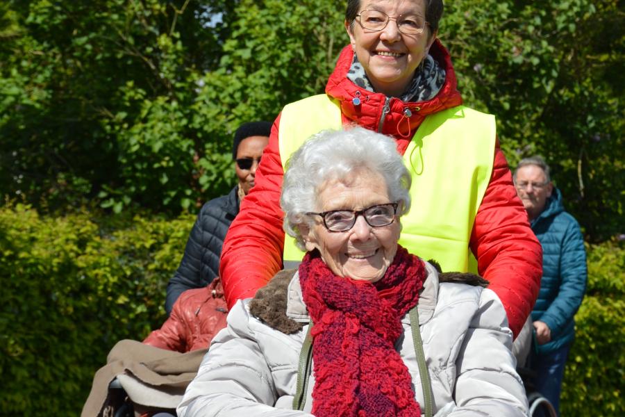 bewoners wzc Zonnig Huis wandelen