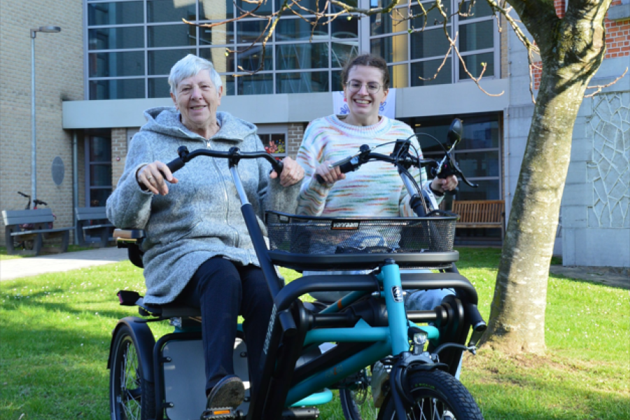 Werknemer Zonnig Huis en gebruiker op de duofiets