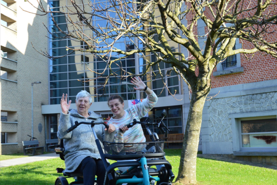 Werknemer Zonnig Huis en gebruiker op de duofiets