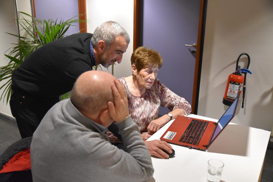 iemand wordt geholpen in de Digiplek