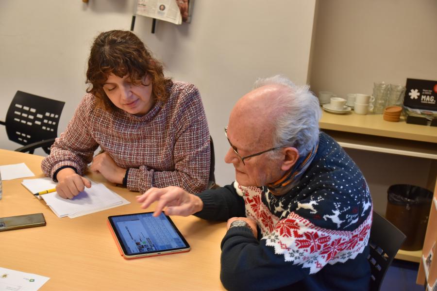 iemand wordt geholpen in de Digiplek