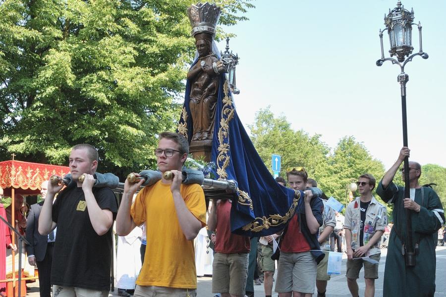 jonge mannen dragen mariabeeld