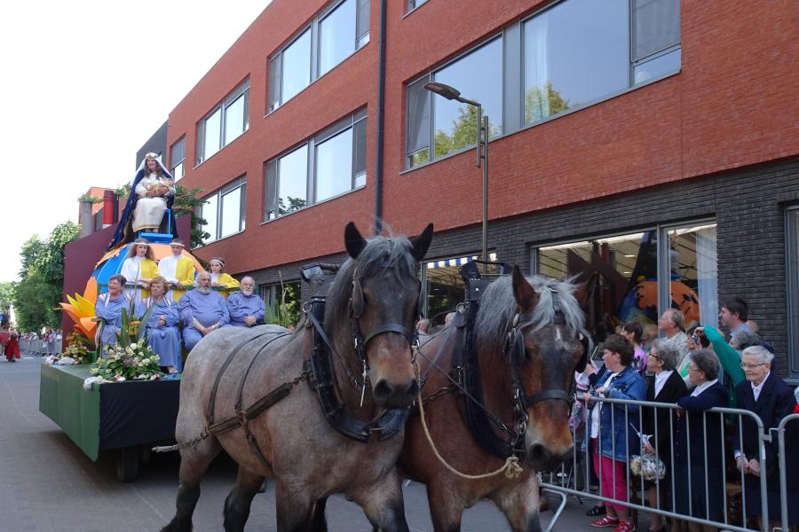 Kar met Maria wordt getrokken door paarden