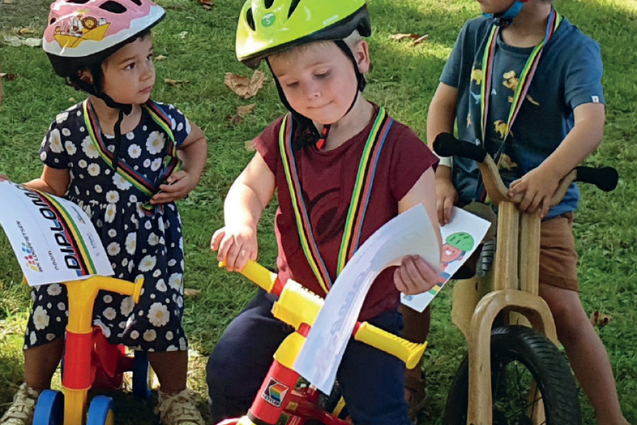 kinderen op loopfietsje