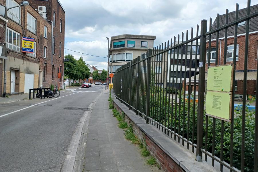 De cabine wordt geplaatst op de speelplaats van het Heilig Hart&College