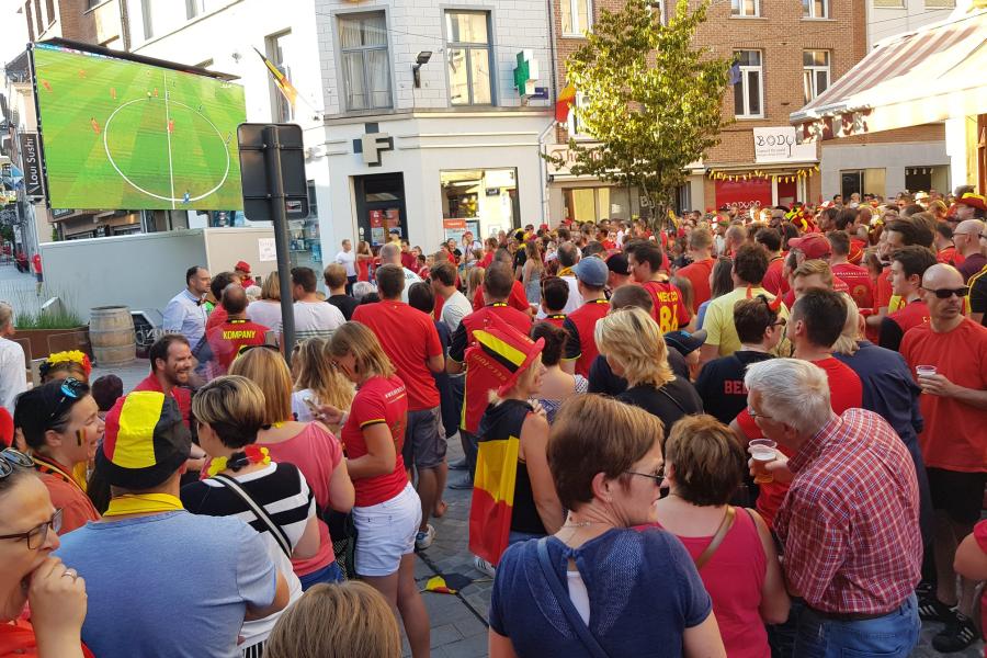 Hallenaren supporteren voor de Rode Duivels aan het grote scherm op de Maandagmarkt.