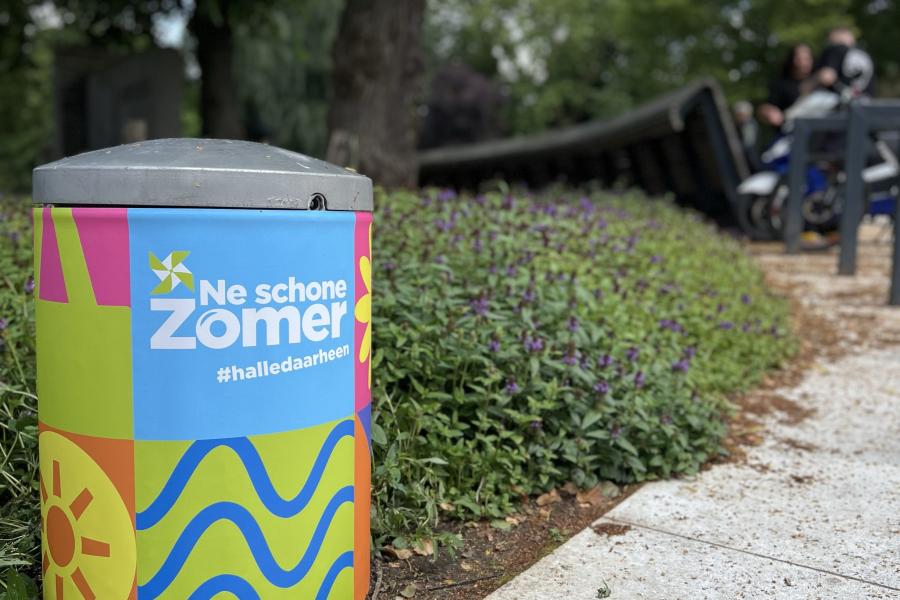 Aangeklede stad met banners Ne schone zomer