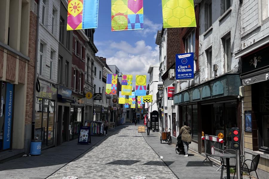 Aangeklede stad met banners Ne schone zomer