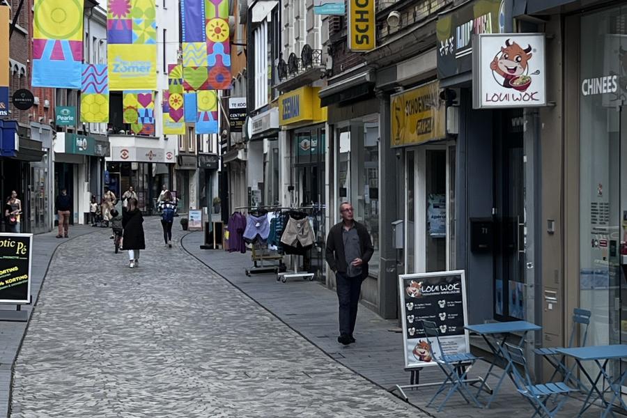 Aangeklede stad met banners Ne schone zomer