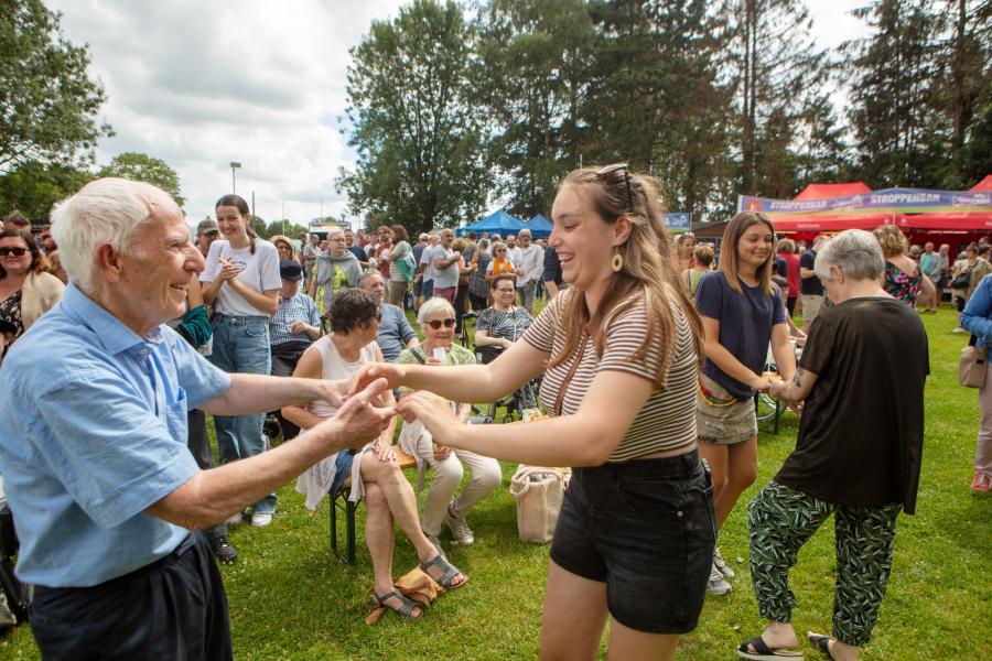 dansende inwoners (c)Layla Aerts