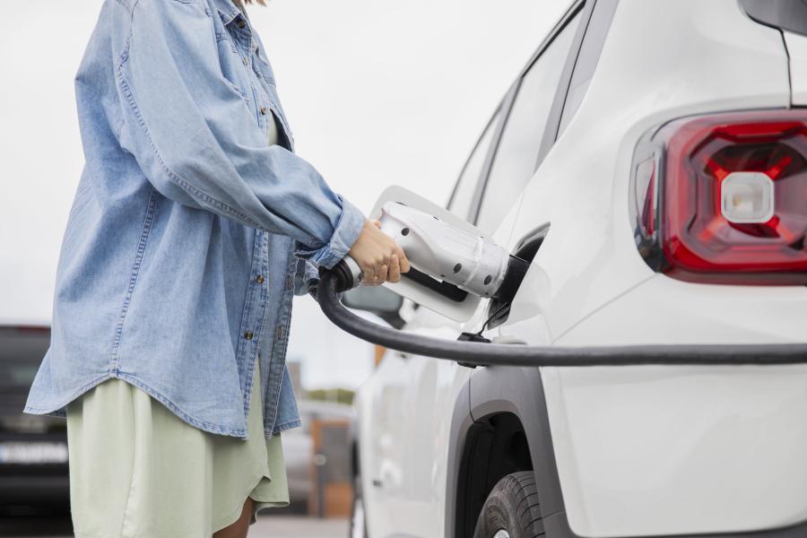 electrische wagen opladen image by Freepik