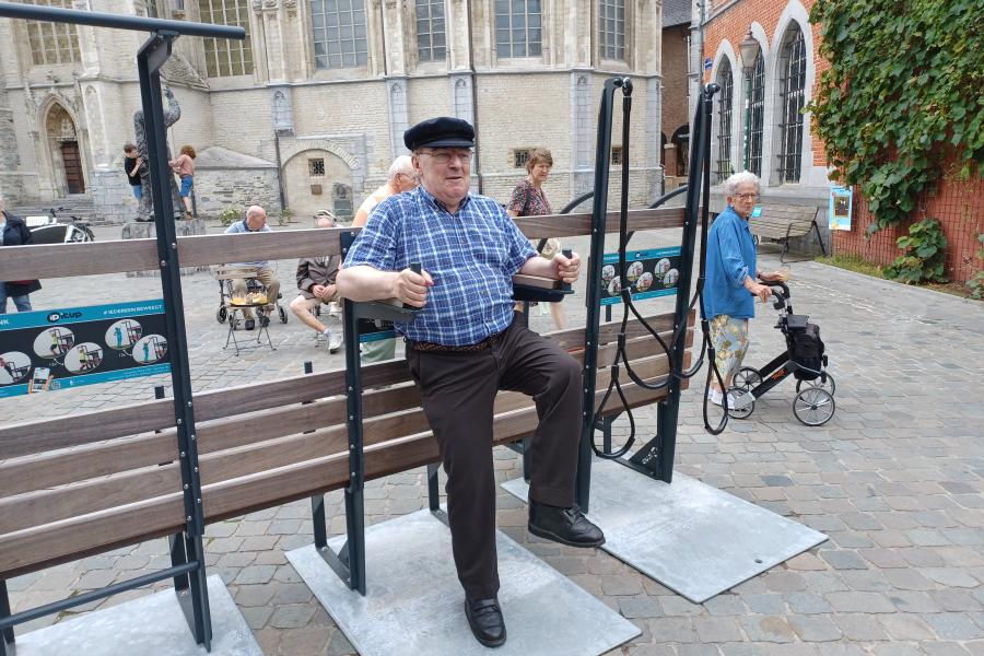 Senioren testen de nieuwe beweegbank uit.