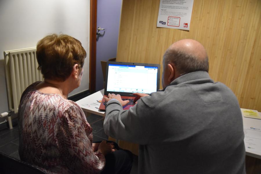 Digihelpers aan het werk in de digiplekken.