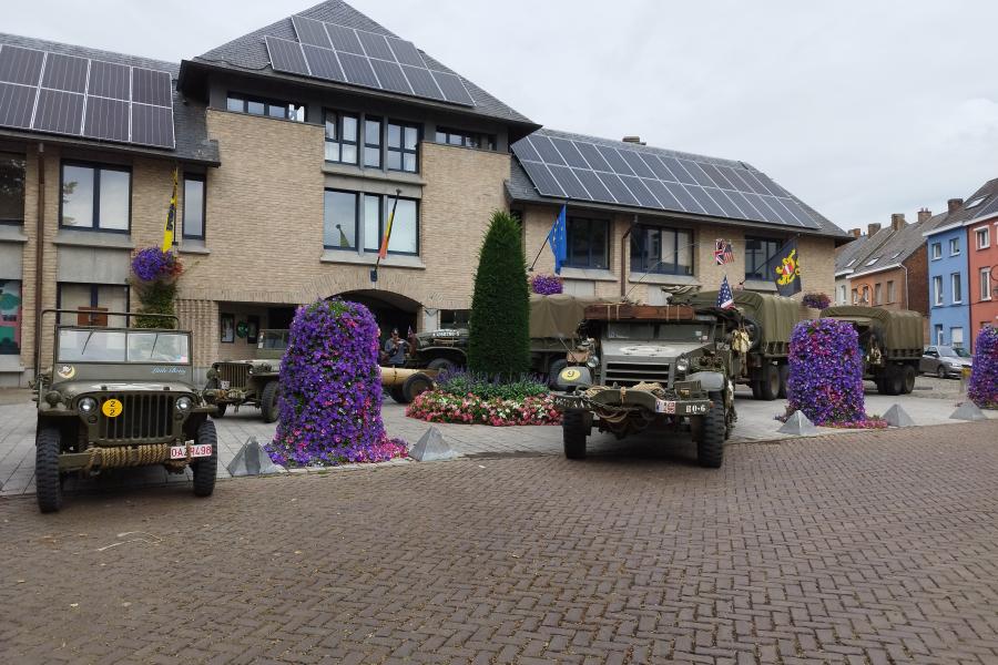 Historische legervoertuigen bij de herdenking in 2023.