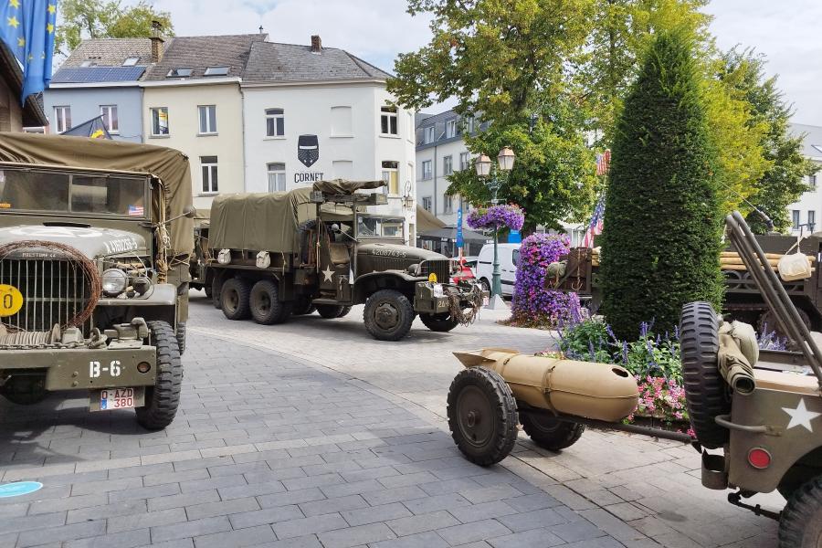Historische legervoertuigen bij de herdenking in 2023.