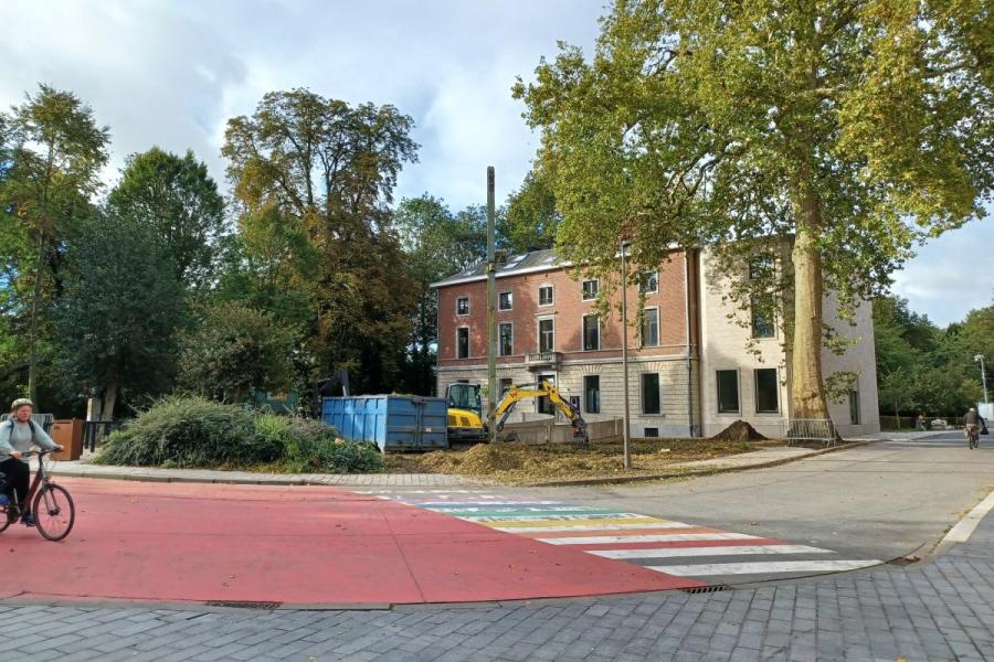 Snoeiwerken aan de bibliotheek.